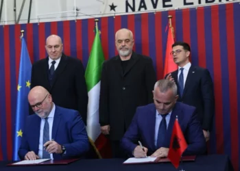 Firmoset marrëveshja me italianët për prodhimin e armëve, Rama: Të thellojmë marrëdhënien mes dy shteteve