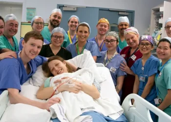 “Një mrekulli”, nëna me mitër të transplantuar sjell në jetë një bebe