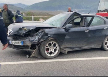Aksident në rrugën Lezhë-Laç, makinat përplasen ‘kokë më kokë’, plagoset një nga drejtuesit!
