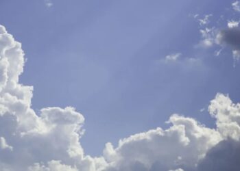 Temperaturat sot deri 28° C, priten reshje në relievet malore në lindje
