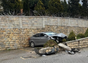 Aksident i rëndë në Korçë-Pogradec, makina përplaset me murin pranë karburantit, plagoset shoferi