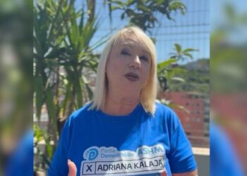 Adriana Kalaja shpërndan publikisht para, për ata që do e votojnë: Do jap një mijë, 500 dhe 200 euro