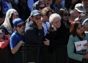 Lot dhe lutje për Papa Françeskun/ 130 delegacione dhe mbi 200 mijë qytetarë në Sheshin Shën Pjetri (FOTO)