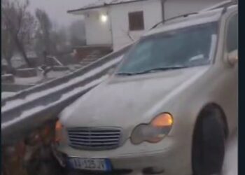 Incident në Rrugën e Arbrit/ Makina rrëshket nga dëbora dhe përplaset me murin rrethues të një banese