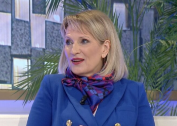 Jeta përtej politikës/ Mimi Kodhelit ‘i humbasin’ fjalët: Çfarë është kjo dashuri e jashtëzakonshme?