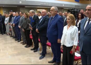 Asnjë respekt për ditën e zisë për Papa Françeskun, minuta e heshtjes në takimin e Berishës nis me sharje