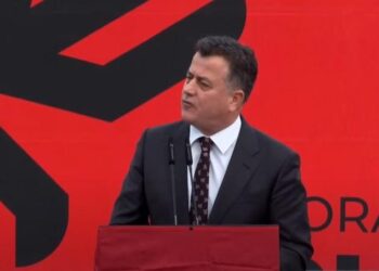 VIDEO/ Flamur Nokën e ‘përzënë’ në Kombinat, largohet bashkë me militantët e tij