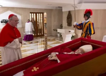 Vatikani publikon fotot e Papa Françeskut në arkivol të hapur