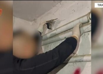 Kishte fshehur armë zjarri në garazhdin e tij, dështon plani i 45-vjeçarit në Tiranë, policia i vë prangat