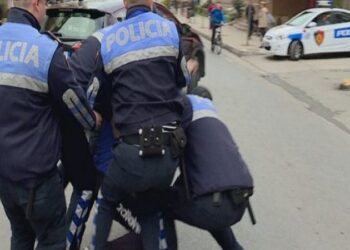 Dyshohet se kreu veprime të turpshme me mbesën e mitur, arrestohet 55-vjeçari në Fier