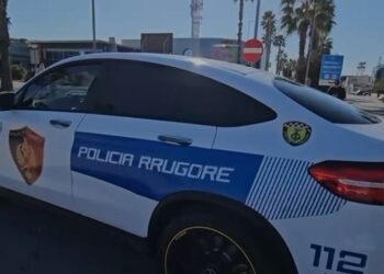 Automjeti përplas një skuter pranë bashkisë së Durrësit, dy 13-vjeçarë përfundojnë në spital