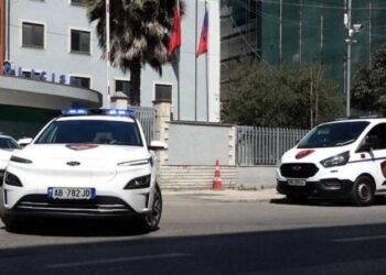 Nëna 36-vjeçare deoncon humbjen e vajzës së saj, Policia e Durrësit vihet në kërkim për ta gjetur