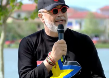 “Zemra më dëgjon? Më ndjek?”, Rama batuta me të rinjtë: S’e kishte mendjen, po shihte çfarë i thoshte zoçka