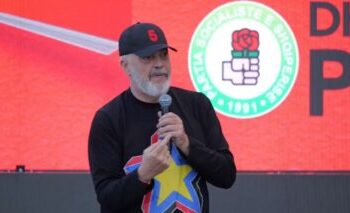 “Mos e shisni votën si biletë stadiumi”, Rama takim me të rinjtë në Kamëz: Kjo zonë humbi shumë vite nga besnikëria e verbër ndaj PD