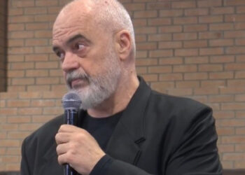 “Mësuesit po aq të rëndësishëm sa ushtria”, Rama: Pagën mesatare të arsimtarëve do ta bëjmë 1250 euro!