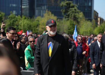 FOTOLAJM/ Çelja e fushatës, mungojnë flamujt dhe posterat me logon e PS! Në shesh vetëm flamuri i Shqipërisë dhe BE