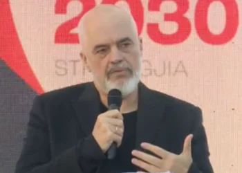 “Paga mesatare 1 miojë euro”, Rama takim me biznesin: Shqipëria do të eksportojë makina ushtarake të gjeneratës së fundit