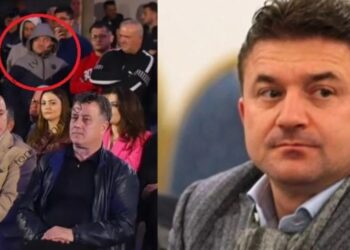 I veshur sport dhe me kapuç në kokë, ish-kryebashkiaku i PS Elvis Roshi merr pjesë në takimin e Berishës në Kavajë