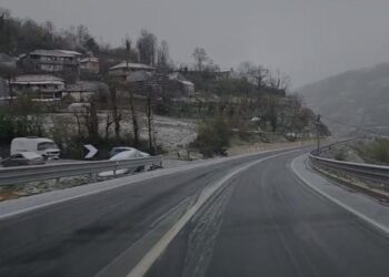 Reshjet e dëborës zbresin deri në 600 metra mbi nivelin e detit në Dibër, probleme në rrugën e Arbrit