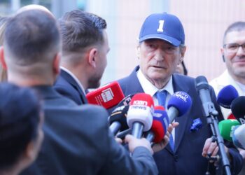 VIDEO / “O Sali, o hero…”, të burgosurit e brohorasin nga 313-a, Berisha: E dini vetë për kë të votoni…