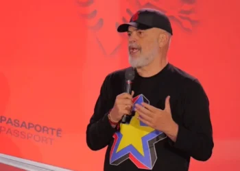 “Po na myte mo!”, Rama nuk i kursen batutat ndaj të rinjve: Do jesh në atë nxehtësinë e dashnisë, por s’nigjon kanarina