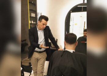 Agron Shehaj takime me bizneset, bisedë në një berberhane: Kush vjedh në politikë duhet larguar! Shumica e shqiptarëve, punëtorë dhe të sakrificës