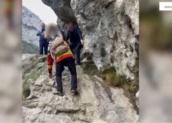 Nënë e bir humbën rrugën duke eksploruar “Shpellën e Pëllumbasit”, policia shpëton 2 turistët gjermanë
