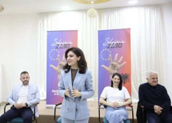Spiropali takime në Kavajë dhe Rrogozhinë: Beteja për mandatin e katërt më thelbësorja, sepse është mes Shqipërisë në BE dhe baltës