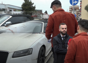 Çudia! Çon makinën për rregullim, mekaniku e përdor dhe bën aksident