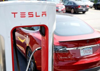 Shitjet e Teslas bien globalisht, por kërkesat rriten në Ukrainë