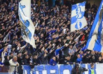 Tifozët e Tiranës revoltë në ‘Arenën Kombëtare’, bllokojnë skuadrën brenda dhomave të zhveshjes! Ndërhyn policia