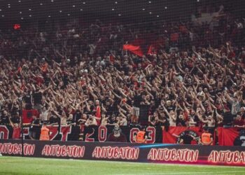 “Nuk mbrojnë futbollin, por interesat e veta”, Tifozët Kuqezi shpërthejnë kundër FSHF-së pas dënimit nga FIFA
