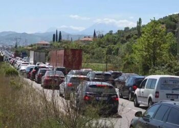 Pashkët “rëndojnë” trafikun në autostradën Tiranë-Elbasan/ Varg makinash drejt destinacioneve për festë