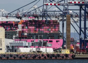 SHBA fillon të mbledhë tarifën e re prej 10% të Trump, duke thyer normat e tregtisë globale