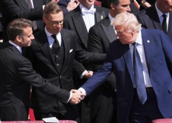 Trump dhe Macron i japin ‘paqen’ njëri tjetrit gjatë ceremonisë mortore të Papa Françeskut