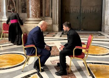 Trump dhe Zelensky flasin kokë më kokë para nisjes së varrimit të Papa Françeskut