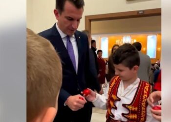 Veliaj uron besimtarët për Pashkë: Qoftë një ditë e mbushur me paqe, dashuri e lumturi