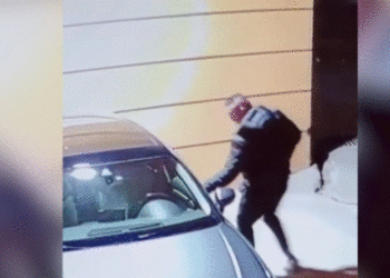 Plagosi me armë të riun për një vend parkimi, publikohen pamjet kur 32-vjeçari ‘braktis’ taksinë dhe arratiset me një makinë tjetër