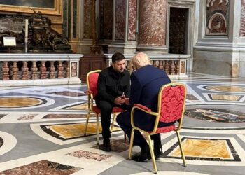 Trump dhe Zelensky flasin kokë më kokë para nisjes së varrimit të Papa Françeskut