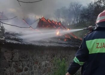 Përfshihet nga flakët një banesë në Kolonjë, zjarrfikësit shpëtojnë 80-vjeçarin