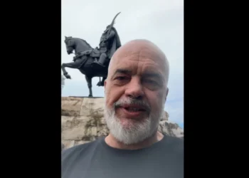 “Këtu po bëhet shtëpia e Europës”, Rama video live nga ‘Sheshi Skënderbej’