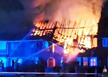 Shkrumbohet nga flakët ‘shtëpia e barit’ në Angli, pësojnë djegie të rënda dy shqiptarë