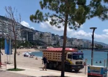 Video-lajm/ Nis sezoni turistik në plazhin e Sarandës, kamioni me zhavorr futet mes pushuesve