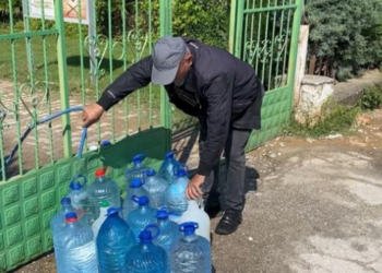 10 familje të fshatit Përbreg në Kukës pa ujë të pijshëm, banori: Mbushim tek xhamia ose në lokale