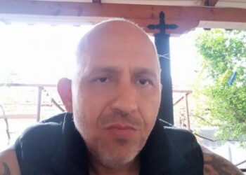 Grabiti shitësen dhe dyshohet se tentoi ta përdhunonte, kush është autori i shpallur në kërkim në Sarandë