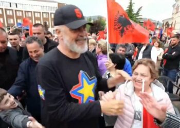 Rama pritet me këngë patriotike në Korçë: Drejt finishit për Shqipërinë 2030 në BE!