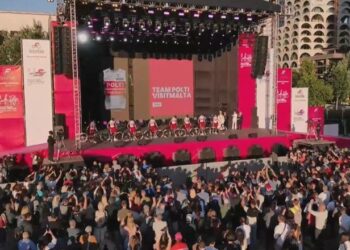 Shqipëria tre ditë në sytë e botës! 184 çiklistë dhe 23 skuadra, prezantohen protagonistët e Giro d’Italia në sheshin ‘Skënderbej’