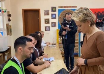 Zgjedhjet/ Monika Kryemadhi voton me të birin dhe nënën! Besart Metaj thirrje qytetarëve: Dilni votoni
