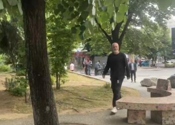 Pak minuta nga mbyllja e procesit të votimit, Edi Rama mbërrin në selinë e Partisë Socialiste