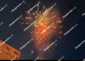 Socialistët festojnë fitoren në Vorë, mbështetësit hedhin fishekzjarre